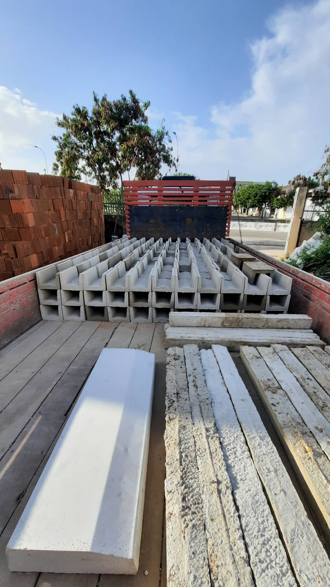 Peças de concreto organizadas na carroceria para entrega