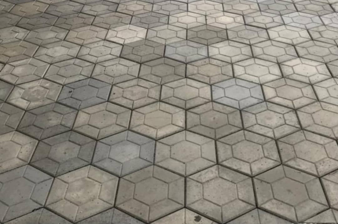 Pedras sextavadas aplicadas em calçada