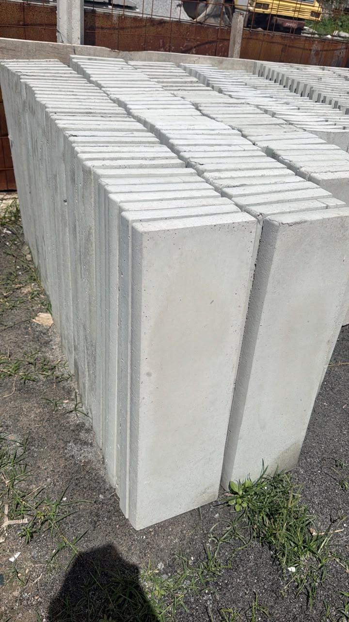 Rufos pré-moldados de concreto organizados no pátio